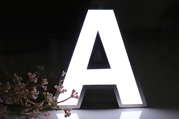激光雕刻機加工的發光字 激光雕刻機加工的發光字